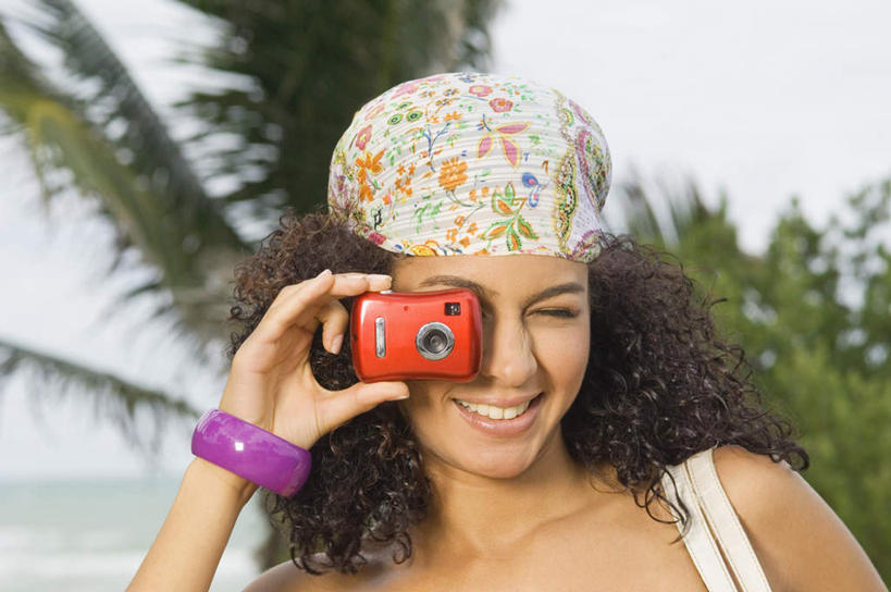 西方人,脸,头,脸颊,手,头发,一个人,站,横图,室外,特写,白天,正面,海浪,海洋,植物,棕榈树,帽子,相机,叶子,欧洲,欧洲人,仅一个年轻女性,仅一个女性,仅一个人,握,朦胧,模糊,浪花,绿叶,注视,肩膀,装饰品,树,树木,一个,拍照,绿色,紫色,黑色,自然,海水,饰品,手链,首饰,数码相机,观察,看,站着,眯眼,手部,嫩叶,眯,握着,摄影,手镯,生长,单个,成长,观看,单手,察看,关注,镯子,海景,棕榈叶,一顶,年轻女性,女人,女性,白种人,头部,长发,卷发,脸部,脸蛋,面部,叶,叶片,照相机,大海,风浪,海,海水的波动,近岸浪,涌浪,站立,半身,彩图,照相