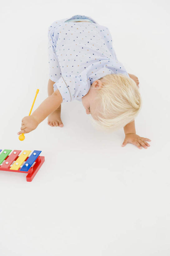 西方人,婴儿,儿童,一个人,站,竖图,俯视,室内,白天,游戏,纯洁,玩具,欧洲,欧洲人,仅一个人,撑,弯腰,握,服装,乐器,拿,玩,拿着,注视,休闲装,娱乐,小孩,衣服,观察,看,站着,休闲,休闲服,可爱,益智,握着,服饰,活泼,观看,活动,打击乐器,察看,撑着,木琴,发泄,关注,消遣,智力,宝宝,纯真,烂漫,无邪,宣泄,弯身,巴拉风,敲打琴,敲琴,手敲木琴,伶俐,天真,白种人,孩子,玩耍,嬉戏,站立,彩图,高角度拍摄,全身