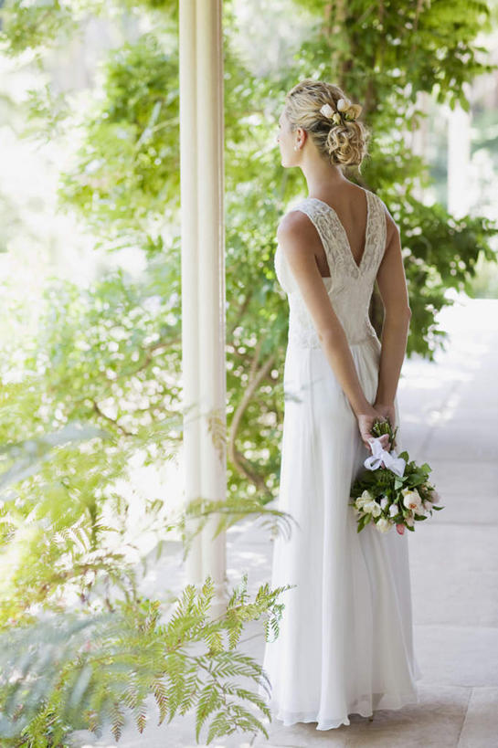 西方人,一个人,新娘,站,竖图,室外,白天,婚纱,裙子,婚礼,快乐,植物,欧洲,欧洲人,仅一个年轻女性,仅一个女性,仅一个人,握,连衣裙,庆祝,盛开,捧花,手捧花,结婚,拿,花蕾,拿着,花,花瓣,花朵,鲜花,树,树木,背面,绿色,自然,花束,花苞,花蕊,站着,喜庆,握着,生长,成长,纪念,背手,婚礼捧花,年轻女性,女人,女性,白种人,站立,彩图,全身,婚礼服,礼服,高兴