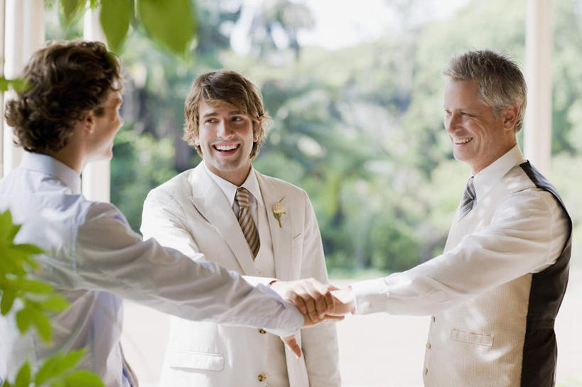 西方人,三个人,家庭,父亲,儿子,新郎,站,握手,笑,微笑,露齿笑,横图,室外,白天,正面,衬衫,西装,婚礼,快乐,植物,欧洲,欧洲人,套装,正装,朦胧,模糊,庆祝,领带,结婚,注视,职业装,树,树木,绿色,自然,观察,看,站着,温暖,温馨,喜庆,父子,一家人,父爱,生长,成长,观看,纪念,和睦,察看,关注,男人,男性,年轻男性,中年男性,白种人,搀手,拉手,手拉手,手握手,站立,半身,彩图,衬衣,高兴,融洽