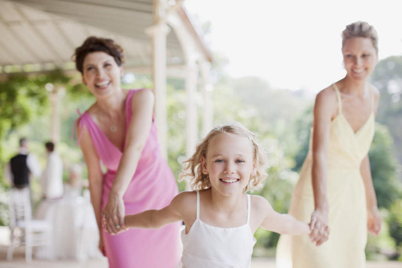 西方人,儿童,三个人,家庭,母亲,女儿,站,走,伸展双臂,握手,笑,微笑,露齿笑,横图,室外,白天,正面,裙子,晚礼服,纯洁,植物,餐桌,桌子,椅子,欧洲,欧洲人,连衣裙,朦胧,模糊,塑料,树,树木,小孩,绿色,自然,塑料制品,站着,温暖,温馨,母女,一家人,可爱,母爱,童年,童趣,生长,成长,餐台,和睦,童真,烂漫,无邪,天真,年轻女性,女孩,女人,女性,白种人,孩子,年轻人,步行,搀手,敞开双臂,拉手,散步,伸开双臂,手拉手,手握手,展开双肩,站立,张开手臂,张开双臂,走路,半身,彩图,晚宴服,舞会服,洋服,洋装,夜礼服,融洽,女生