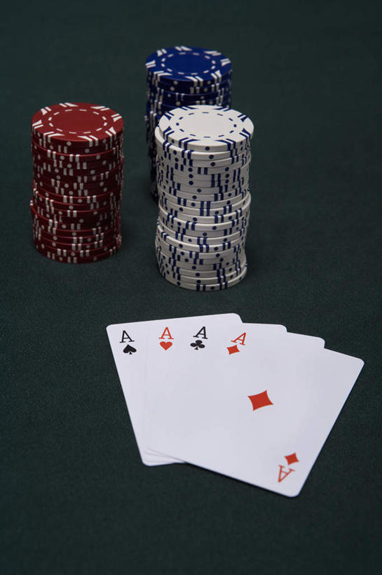 无人,竖图,俯视,室内,特写,白天,游戏,赌博,贪欲,竞争,静物,扑克牌,纸牌,玩具,扑克,一堆,一排,绿色背景,阴影,堆叠,堆积,整齐,反射,影子,玩,娱乐,刺激,排列,红色,蓝色,白色,四个,休闲,筹码,摄影,影棚,活动,堆,计数,队列,发泄,消遣,智力,赌具,积累,累积,投机,侥幸,欲望,宣泄,筹马,记数,玩耍,嬉戏,彩图,高角度拍摄,影棚拍摄,拍摄,胜负,输赢