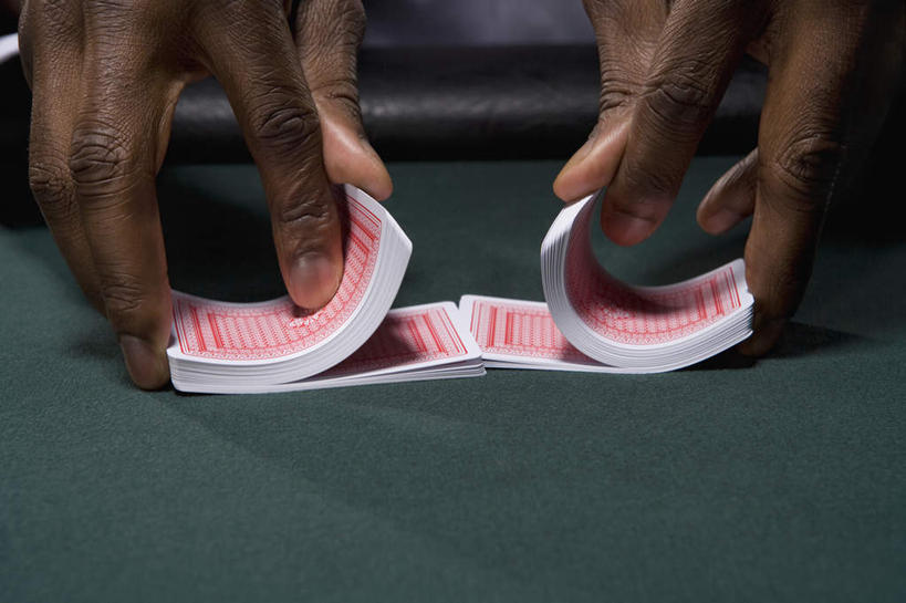 西方人,手,一个人,坐,横图,俯视,室内,特写,夜晚,游戏,赌博,贪欲,竞争,桌子,扑克牌,纸牌,玩具,扑克,欧洲,欧洲人,双手,仅一个男性,仅一个人,一堆,许多,握,阴影,堆叠,堆积,反射,影子,墙,玩,娱乐,刺激,墙壁,墙面,仅一个年轻男性,休闲,手部,握着,赌场,活动,堆,发泄,消遣,智力,赌具,博彩,洗牌,投机,侥幸,欲望,宣泄,男人,男性,年轻男性,白种人,玩耍,嬉戏,坐着,半身,彩图,高角度拍摄,胜负,输赢,娱乐场