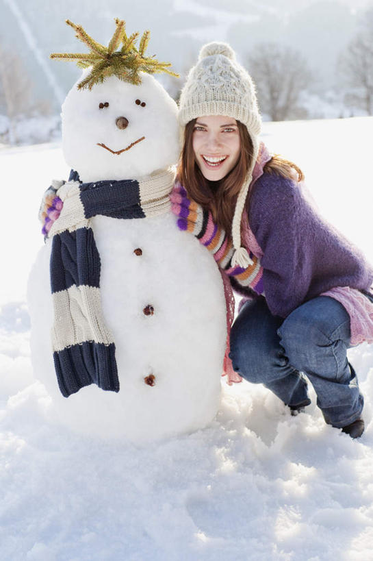 西方人,一个人,蹲,笑,微笑,露齿笑,竖图,室外,白天,正面,游戏,雪,大雪,帽子,欧洲,欧洲人,仅一个年轻女性,仅一个女性,仅一个人,一条,阴影,服装,朦胧,模糊,装饰,光线,影子,积雪,雪景,雪人,冬季,冬天,玩,注视,休闲装,娱乐,衣服,阳光,围巾,观察,看,休闲,温暖,休闲服,寒冷,搭,服饰,围脖,观看,活动,保暖,华丽,点缀,察看,御寒,搭着,发泄,关注,消遣,智力,宣泄,衬托,美观,雅致,雅观,一顶,棉帽,严寒,年轻女性,女人,女性,白种人,蹲着,玩耍,嬉戏,彩图,全身,拟人