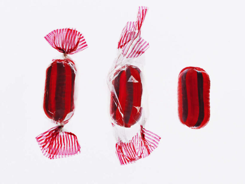 无人,横图,室内,特写,白天,白色背景,正面,一排,整齐,包装纸,塑料,食品,糖,糖果,甜点,甜品,软糖,食物,排列,三个,塑料制品,甜食,摄影,影棚,队列,彩图,影棚拍摄,拍摄