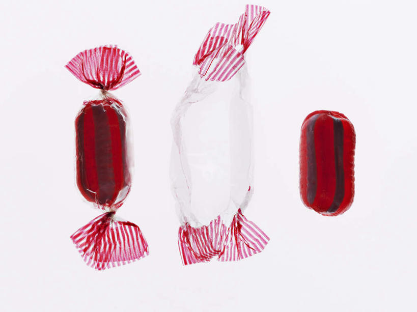 无人,横图,俯视,室内,特写,白天,白色背景,包装纸,塑料,食品,糖,糖果,甜点,甜品,软糖,食物,两个,红色,塑料制品,甜食,摄影,影棚,彩图,高角度拍摄,影棚拍摄,拍摄