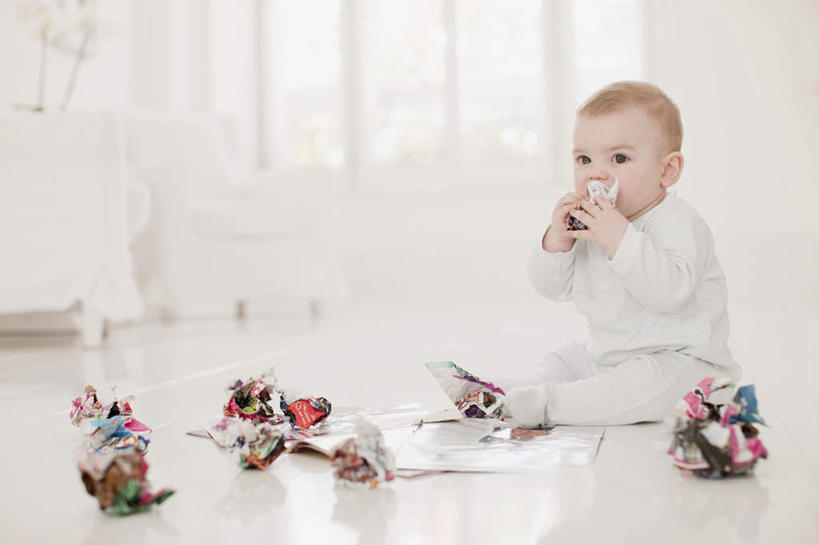 西方人,婴儿,儿童,一个人,坐,吃,横图,室内,白天,正面,婴儿服装,纯洁,窗户,欧洲,欧洲人,仅一个人,握,阴影,朦胧,模糊,反射,影子,纸,墙,注视,玻璃窗,墙壁,墙面,小孩,白色,观察,看,可爱,握着,活泼,纸团,观看,废纸,察看,关注,宝宝,纯真,烂漫,无邪,伶俐,天真,白种人,孩子,嚼,食,坐着,彩图,全身,婴儿服