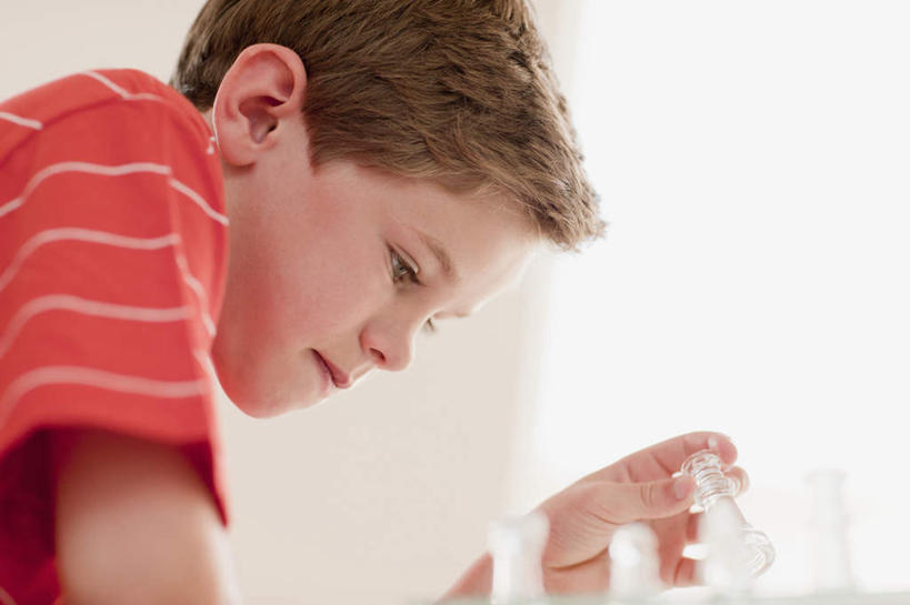 西方人,儿童,脸,头,脸颊,手,一个人,横图,室内,白天,侧面,游戏,快乐,纯洁,比赛,竞争,欧洲,欧洲人,仅一个男性,仅一个人,握,服装,朦胧,模糊,拿,玩,拿着,注视,休闲装,娱乐,小孩,衣服,红色,象棋,观察,看,仅一个小孩,休闲,手部,休闲服,棋盘,国际象棋,可爱,童年,童趣,益智,握着,服饰,观看,活动,察看,发泄,关注,消遣,智力,童真,烂漫,无邪,宣泄,天真,男孩,男人,男性,白种人,孩子,头部,脸部,脸蛋,面部,玩耍,嬉戏,半身,彩图,男生