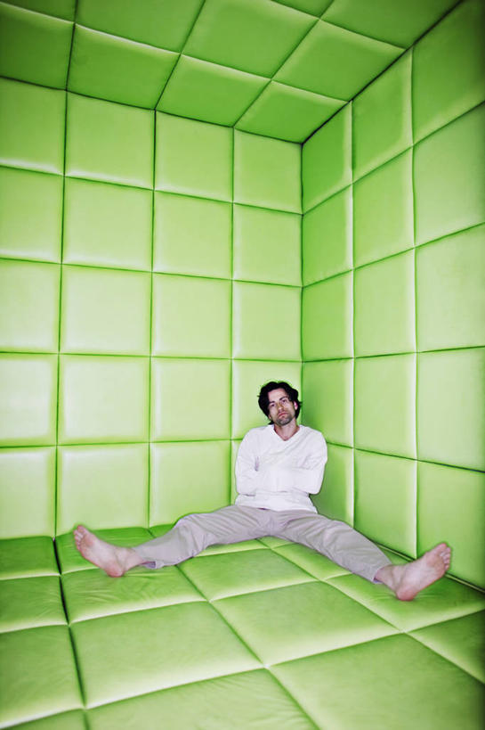 西方人,一个人,坐,竖图,室内,白天,正面,欧洲,欧洲人,仅一个男性,仅一个人,仅一个中年男性,服装,新鲜,墙,注视,休闲装,光脚,墙壁,墙面,衣服,绿色,观察,看,休闲,赤脚,休闲服,监狱,服饰,观看,张开双腿,青春,察看,监禁,生命,束缚,关注,和平,关押,安详,监牢,牢狱,冷色,监管,禁闭,精神病,神经病,展开双腿,男人,男性,中年男性,白种人,看守,坐着,彩图,全身,伸展双腿