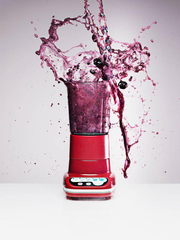 果汁,无人,竖图,室内,特写,白天,白色背景,正面,水,餐桌,桌子,浆果,蓝莓,杯子,水果,飞溅,新鲜,溅,液体,水滴,生食,食品,果实,饮品,一杯,玻璃制品,水珠,食物,饮料,一个,水杯,摄影,有机食品,绿色食品,影棚,单个,餐台,可口,喷洒,蓝莓汁,适口,玻璃杯,山都柿,蓝浆果,蓝靛果,彩图,影棚拍摄,拍摄