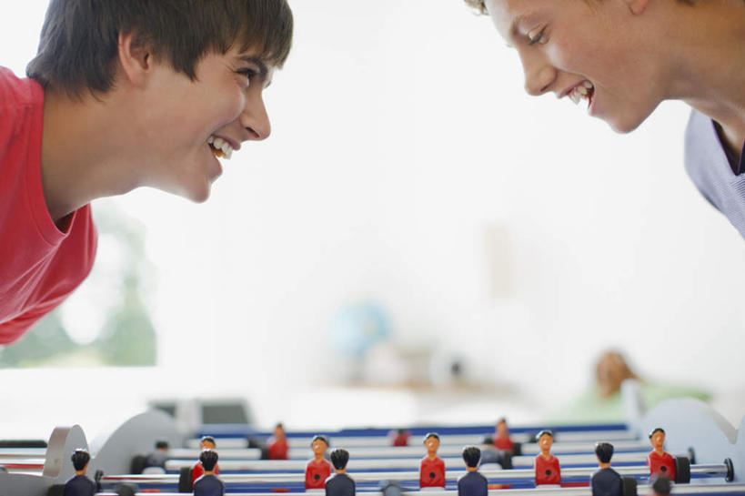 西方人,两个人,伙伴,朋友,站,笑,微笑,露齿笑,横图,室内,白天,侧面,锻炼,游戏,友谊,运动,足球,欧洲,欧洲人,服装,朦胧,模糊,玩,注视,休闲装,娱乐,相视,衣服,红色,观察,看,站着,休闲,面对面,休闲服,服饰,观看,活动,对视,察看,互视,发泄,关注,消遣,智力,相对,桌式足球,桌上足球,相看,宣泄,体育,友情,男人,男性,年轻男性,白种人,玩耍,嬉戏,站立,半身,彩图,健身