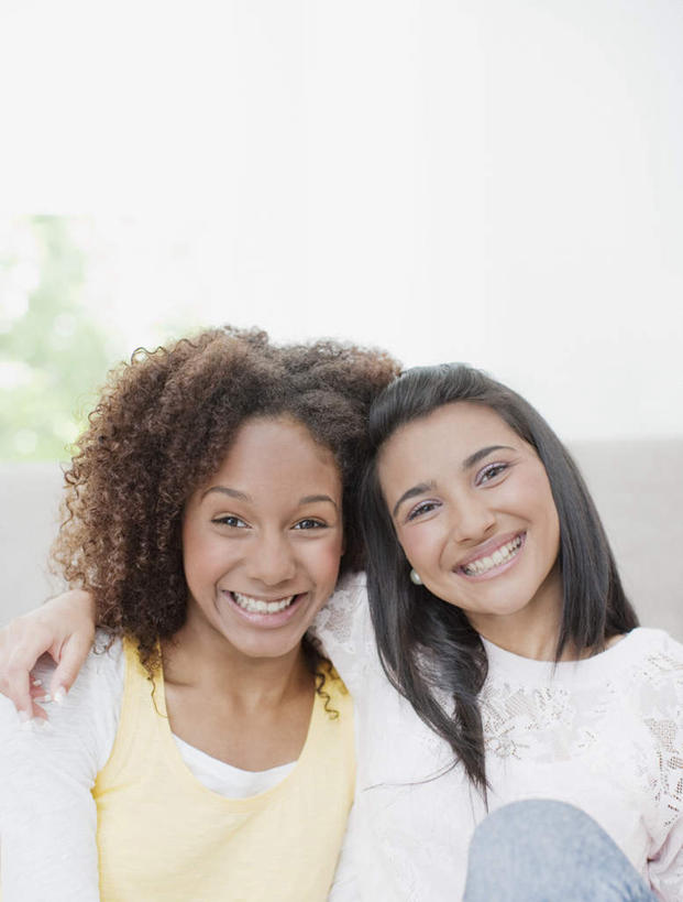 西方人,儿童,两个人,伙伴,朋友,坐,抱,笑,微笑,露齿笑,竖图,室内,白天,正面,友谊,纯洁,欧洲,欧洲人,服装,朦胧,模糊,依偎,注视,休闲装,小孩,衣服,观察,看,靠,靠着,倚靠,休闲,休闲服,可爱,童年,童趣,服饰,抱着,观看,察看,搂着,倚着,关注,童真,烂漫,无邪,依附,依赖,投靠,天真,友情,女孩,女人,女性,白种人,怀抱,搂,搂抱,相抱,拥抱,坐着,半身,彩图,女生