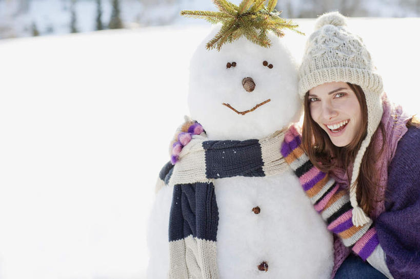 西方人,一个人,蹲,抱,笑,微笑,露齿笑,横图,室外,白天,正面,游戏,雪,大雪,帽子,欧洲,欧洲人,仅一个年轻女性,仅一个女性,仅一个人,服装,朦胧,模糊,装饰,积雪,雪景,雪人,冬季,冬天,玩,注视,娱乐,衣服,手套,围巾,观察,看,休闲,温暖,寒冷,服饰,围脖,抱着,观看,活动,羽绒服,保暖,华丽,点缀,察看,搂着,御寒,发泄,关注,消遣,智力,宣泄,衬托,美观,雅致,雅观,编织帽,严寒,冬装,年轻女性,女人,女性,白种人,蹲着,搂,搂抱,玩耍,嬉戏,半身,彩图,拟人