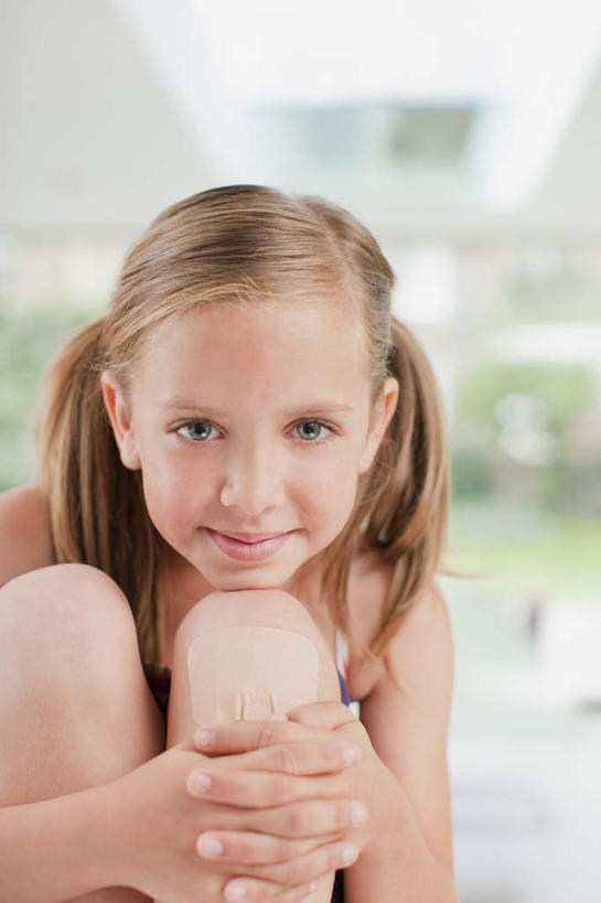 西方人,儿童,一个人,坐,笑,微笑,竖图,室内,白天,正面,纯洁,窗户,欧洲,欧洲人,仅一个女性,仅一个人,阴影,服装,朦胧,模糊,反射,影子,注视,休闲装,玻璃窗,一个,小孩,衣服,医疗用品,观察,看,仅一个小孩,休闲,休闲服,可爱,童年,童趣,治疗,服饰,单个,抱膝,观看,察看,医疗,医疗设备,关注,胶布,童真,烂漫,无邪,止血,苯扎氯铵贴,天真,女孩,女人,女性,白种人,孩子,绷带,创可贴,坐着,半身,彩图,女生