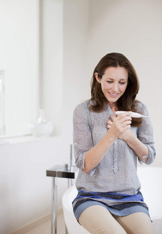 西方人,孕妇,一个人,坐,笑,微笑,露齿笑,竖图,室内,白天,正面,卫生间,浴室,欧洲,欧洲人,仅一个女性,仅一个人,握,服装,拿,拿着,注视,休闲装,衣服,浴缸,观察,看,仅一个中年女性,休闲,怀孕,休闲服,握着,服饰,观看,察看,验孕棒,待产,关注,卫浴设备,验孕,测孕,测孕棒,验孕笔,妊娠,准妈妈,水管装置,女人,女性,中年女性,白种人,产妇,淋浴房,坐着,半身,彩图,冲凉房,沐浴间,沐浴室