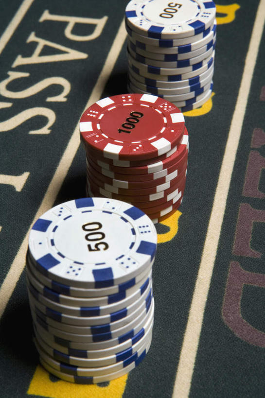 无人,竖图,俯视,室内,特写,白天,游戏,赌博,贪欲,竞争,桌子,静物,玩具,一堆,许多,阴影,堆叠,堆积,反射,英文,标志,数字,文字,影子,字符,字母,玩,娱乐,标识,刺激,红色,蓝色,白色,休闲,筹码,活动,堆,英文字母,计数,发泄,消遣,智力,赌具,积累,累积,投机,侥幸,欲望,宣泄,筹马,记数,玩耍,嬉戏,彩图,高角度拍摄,胜负,输赢