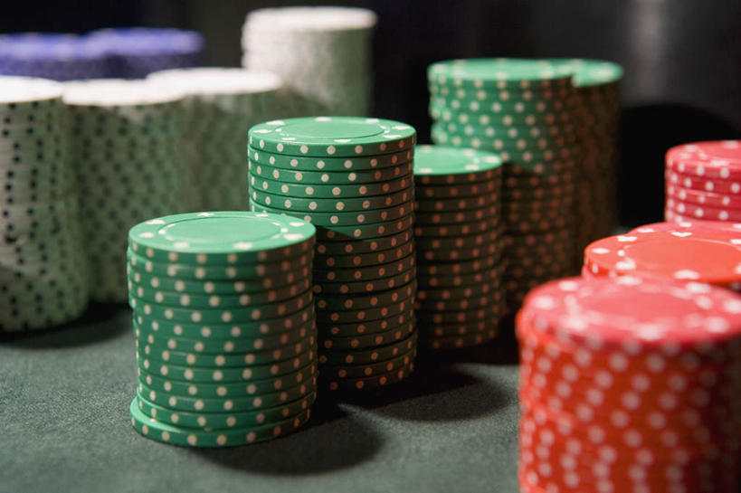 无人,横图,室内,特写,白天,正面,游戏,赌博,贪欲,竞争,桌子,静物,玩具,一堆,许多,阴影,堆叠,堆积,朦胧,模糊,反射,影子,玩,娱乐,刺激,红色,蓝色,绿色,白色,休闲,筹码,活动,堆,计数,发泄,消遣,智力,赌具,积累,累积,投机,侥幸,欲望,宣泄,筹马,记数,玩耍,嬉戏,彩图,胜负,输赢