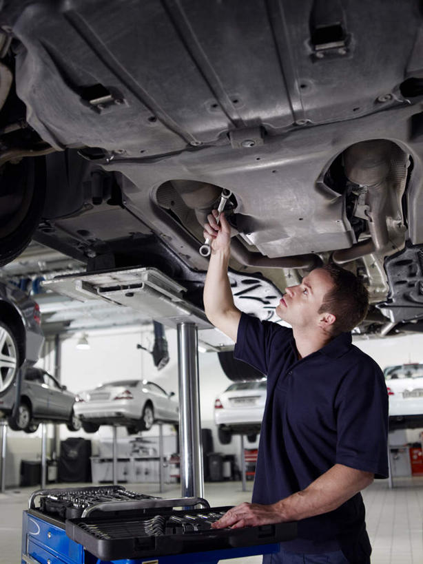 西方人,一个人,机修工,站,举,竖图,室内,白天,仰视,工作服,制服,窗户,汽车,欧洲,欧洲人,仅一个男性,仅一个人,仅一个中年男性,握,阴影,反射,影子,墙,注视,玻璃窗,墙壁,墙面,车,工人,交通工具,轿车,观察,看,托,站着,握着,观看,修理,底盘,察看,关注,载具,工作制服,男人,男性,中年男性,白种人,机械师,机修工人,举起,举手,举着,抬头,向上举,向上伸,向上托,仰头,站立,半身,彩图,低角度拍摄,工作套服,保险杠