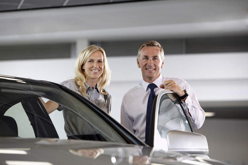 西方人,两个人,店员,站,笑,微笑,露齿笑,横图,室内,白天,仰视,衬衫,西装,窗户,汽车,欧洲,欧洲人,一辆,套装,服装,正装,领带,注视,职业装,顾客,玻璃窗,车,衣服,车窗,交通工具,轿车,扶,观察,看,站着,营业员,搭,服饰,观看,察看,扶着,衣着,穿着,搭着,关注,载具,销售人员,衣饰,主顾,男人,男性,女人,女性,中年男性,中年女性,白种人,售货员,站立,半身,彩图,低角度拍摄,衬衣