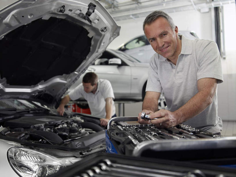 西方人,两个人,伙伴,朋友,机修工,站,笑,微笑,横图,室内,白天,正面,友谊,合作,团队,汽车,欧洲,欧洲人,握,服装,拿,拿着,注视,车,工人,衣服,交通工具,轿车,观察,看,站着,战略,握着,服饰,观看,修理,察看,衣着,穿着,关注,载具,联合,合谋,衣饰,补缀,修缮,配合,协作,男人,男性,中年男性,白种人,机械师,机修工人,站立,半身,彩图