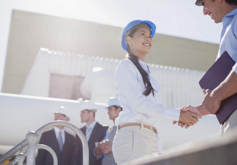 东方人,西方人,同事,商务人士,商务男性,商务女性,站,握手,笑,微笑,露齿笑,横图,室外,白天,仰视,衬衫,成功,合作,团队,集体,信心,帽子,欧洲,欧洲人,亚洲,五个人,阴影,套装,光线,材料,档案,头盔,文件,影子,纸,许多人,注视,黄种人,队伍,相视,阳光,安全帽,手稿,资料,建筑工地,观察,看,站着,一群人,面对面,观看,对视,证明,察看,领导,互视,成就,关注,文档,相对,商务装,合伙,领袖,工薪阶层,相看,地盘,建筑地盘,施工地盘,男人,男性,年轻男性,年轻女性,女人,女性,中年男性,白种人,亚洲人,白领,上班族,搀手,拉手,手搀手,手拉手,手牵手,手握手,站立,半身,彩图,低角度拍摄,衬衣,工地