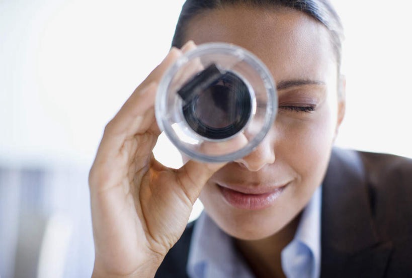 西方人,脸,头,脸颊,手,一个人,商务人士,商务女性,闭眼,笑,微笑,横图,室内,白天,正面,仪器,欧洲,欧洲人,仅一个年轻女性,仅一个女性,仅一个人,握,套装,检查,反射,分析,科学,放大镜,拿,拿着,肩膀,一个,观察,手部,清晰,探索,握着,放大,单个,观看,单手,仔细,透镜,凸透镜,聚焦,关注,商务装,工薪阶层,光学,清楚,年轻女性,女人,女性,白种人,头部,脸部,脸蛋,面部,白领,上班族,闭眼睛,闭着眼,闭着眼睛,半身,彩图