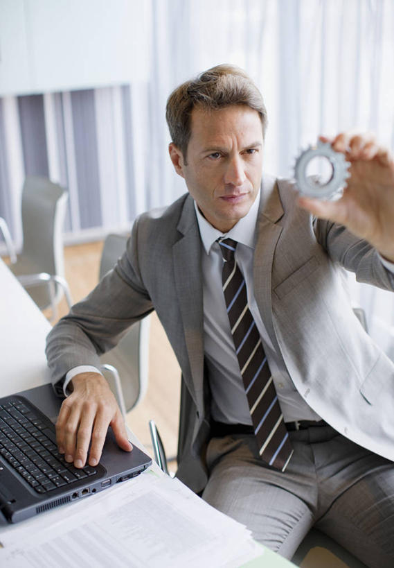 西方人,一个人,商务人士,商务男性,办公室,坐,举,竖图,室内,白天,正面,衬衫,零件,齿轮,家具,桌子,椅子,欧洲,欧洲人,仅一个男性,仅一个人,仅一个中年男性,连接,握,阴影,组合,套装,反射,图纸,影子,办公桌,墙,领带,设计图,注视,墙壁,墙面,会议椅,观察,看,托,机械,握着,观看,链接,办公椅,五金,察看,紧固,象征,庄重,关注,拼接,拼凑,商务装,身份,工程图,草图,蓝图,工薪阶层,办公家具,拼合,凑集,聚合,撮合,链结,牢固,正式,地位,商务椅,培训椅,男人,男性,中年男性,白种人,白领,上班族,设计,举起,举手,举着,向上举,向上伸,向上托,坐着,半身,彩图,衬衣