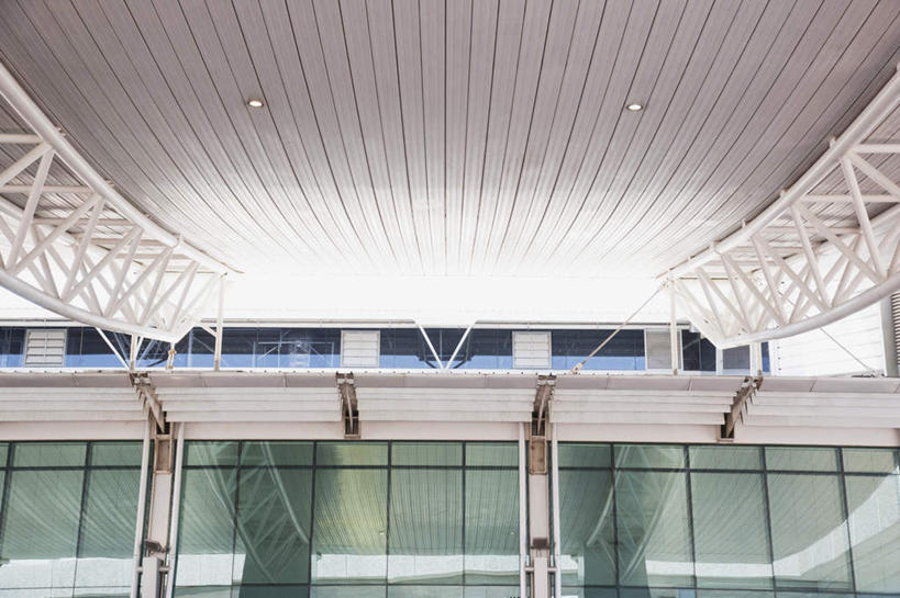 无人,横图,室外,白天,仰视,窗户,落地窗,照明,支架,灯光,顶灯,玻璃窗,架子,脚手架,灯,施工,灯具,支撑,照亮,固定,照明设备,彩图,低角度拍摄,稳固