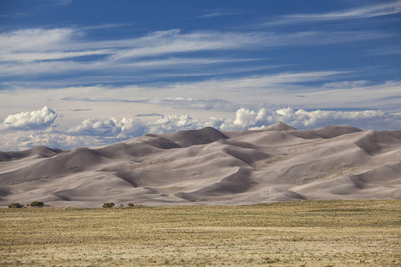 无人,公园,横图,室外,白天,正面,旅游,度假,美景,沙漠,山,山脉,美国,阴影,光线,影子,景观,山峰,云,云朵,山峦,云彩,娱乐,蓝色,白云,蓝天,天空,阳光,自然,群山,天,享受,休闲,景色,放松,晴朗,连绵,北美,北美洲,国家公园,绵延,自然风光,美洲,科罗拉多州,科罗拉多,北亚美利加洲,亚美利加洲,百年州,联贯,大沙丘国家公园,大漠,砂漠,晴空,彩图