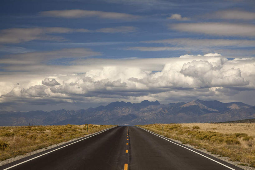 无人,公园,横图,室外,白天,正面,消失点,旅游,度假,美景,植物,道路,路,公路,美国,枯萎,地平线,景观,云,云朵,辽阔,枯草,地面,交通,云彩,娱乐,草,黄色,蓝色,白云,蓝天,天空,自然,天,享受,休闲,广阔,景色,放松,晴朗,一望无际,北美,北美洲,国家公园,犹他州,自然风光,延伸,美洲,科罗拉多州,科罗拉多,天地相交,北亚美利加洲,亚美利加洲,犹他,蜂窝之州,蜂房州,百年州,锡安国家公园,宰恩国家公园,大沙丘国家公园,无边无际,一马平川,晴空,马路,彩图