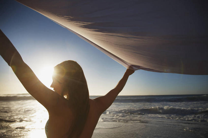 西方人,一个人,站,举,横图,室外,白天,海浪,海洋,日落,太阳,欧洲,欧洲人,仅一个年轻女性,仅一个女性,仅一个人,阴影,光线,纺织物,影子,浪花,水平线,晚霞,霞光,落日,辽阔,海平线,背光,背面,阳光,海水,黄昏,毛巾,清洁,托,站着,广阔,彩霞,保暖,一望无际,逆光,海景,透气,防水,无边无际,一马平川,夕照,储水,耐磨,吸水,薄暮,年轻女性,女人,女性,白种人,大海,风浪,海,海水的波动,近岸浪,涌浪,夕阳,举起,举手,举着,向上举,向上伸,向上托,站立,半身,彩图,镜头光晕,透镜闪耀,眩光,傍晚,海滩巾,水天相接,水天一线,斜阳