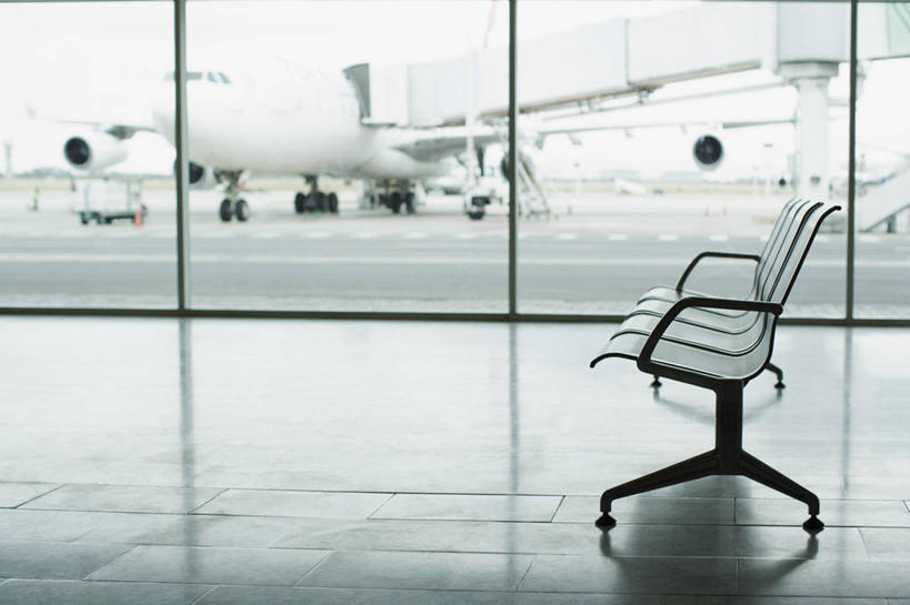 无人,机场,横图,室内,白天,正面,窗户,落地窗,飞机,飞机场,椅子,阴影,反射,影子,塑料,交通,航空,玻璃窗,塑料制品,停机坪,交通工具,运输,一架,客机,载具,航空站,空港,彩图