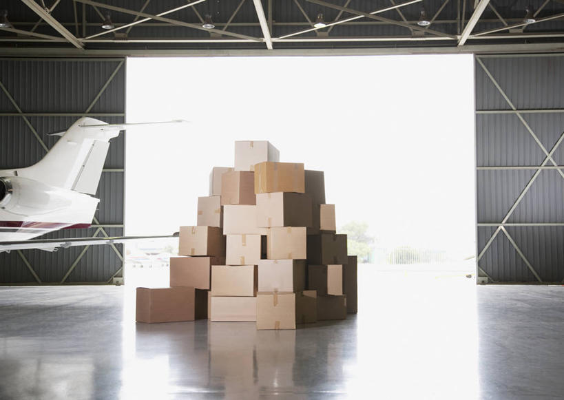 无人,机场,横图,室内,白天,正面,飞机,飞机场,一堆,许多,堆叠,堆积,包装,纸箱,交通,航空,容器,箱子,停机坪,交通工具,运输,一架,堆,客机,载具,纸板箱,包装箱,彩图