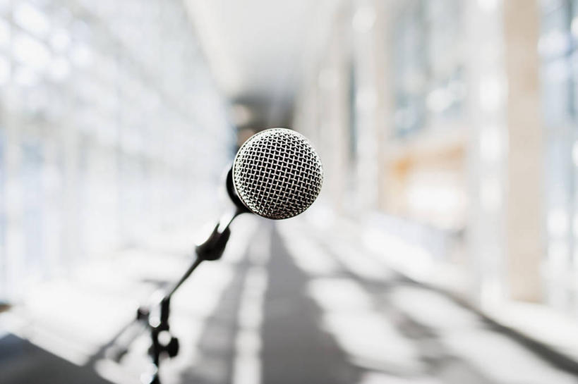 无人,横图,室内,特写,白天,正面,窗户,落地窗,静物,阴影,朦胧,模糊,反射,影子,支架,走道,走廊,过道,玻璃窗,架子,一个,话筒,单个,支撑,麦克风,扩音器,话筒架,传声器,微音器,彩图,麦克风架