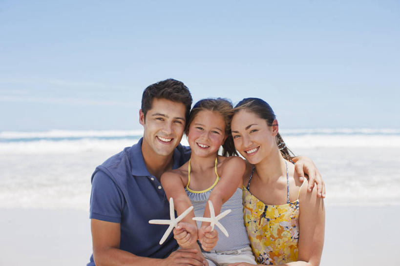 西方人,儿童,三个人,家庭,夫妻,母亲,父亲,女儿,坐,抱,笑,微笑,露齿笑,横图,室外,白天,正面,爱情,纯洁,海浪,海洋,沙滩,海星,吊带,欧洲,欧洲人,握,阴影,服装,光线,沙子,影子,海岸,浪花,沙地,浪漫,拿,拿着,注视,吊带衫,海洋生物,小孩,衣服,蓝色,蓝天,天空,阳光,海水,动物,天,观察,看,温暖,温馨,父女,母女,三口之家,一家人,生物,恩爱,父爱,可爱,母爱,童年,童趣,握着,恋人,服饰,晴朗,抱着,观看,和睦,察看,搂着,衣着,穿着,关注,海景,童真,烂漫,无邪,万里无云,衣饰,天真,棘皮动物门,男人,男性,年轻女性,女孩,女人,女性,中年男性,白种人,孩子,年轻人,夫妇,情侣,大海,风浪,海,海水的波动,海滩,近岸浪,涌浪,晴空,晴空万里,星鱼,搂,搂抱,坐着,半身,彩图,伴侣,融洽,女生