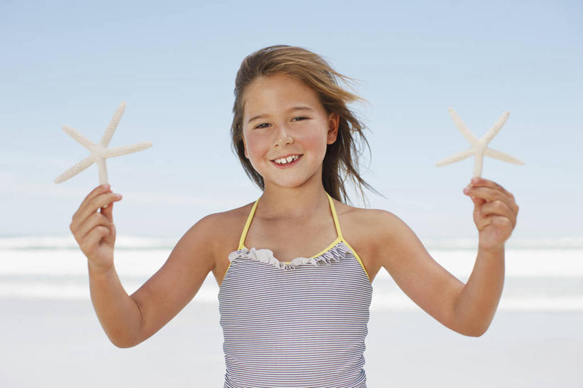 西方人,儿童,一个人,站,笑,微笑,露齿笑,横图,室外,白天,正面,纯洁,海浪,海洋,沙滩,海星,吊带,欧洲,欧洲人,仅一个女性,仅一个人,握,服装,沙子,海岸,浪花,沙地,拿,拿着,注视,吊带衫,海洋生物,小孩,衣服,蓝色,蓝天,天空,海水,动物,天,观察,看,站着,仅一个小孩,生物,可爱,童年,童趣,握着,服饰,晴朗,观看,察看,衣着,穿着,关注,海景,童真,烂漫,无邪,万里无云,衣饰,天真,棘皮动物门,女孩,女人,女性,白种人,孩子,大海,风浪,海,海水的波动,海滩,近岸浪,涌浪,晴空,晴空万里,星鱼,站立,半身,彩图,女生