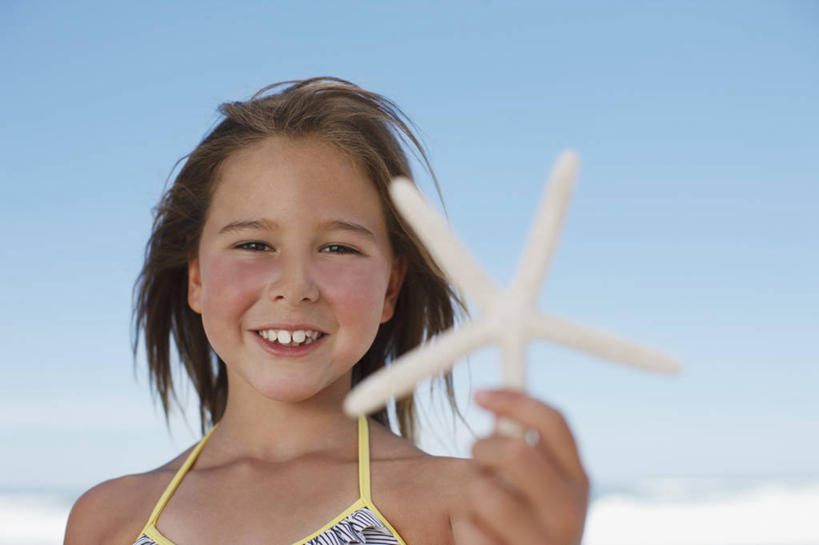 西方人,儿童,脸,头,脸颊,头发,一个人,站,笑,微笑,露齿笑,横图,室外,特写,白天,正面,纯洁,海浪,海洋,沙滩,海星,吊带,欧洲,欧洲人,仅一个女性,仅一个人,握,阴影,服装,光线,沙子,影子,海岸,浪花,棕色,沙地,拿,拿着,注视,吊带衫,肩膀,海洋生物,小孩,衣服,蓝色,蓝天,天空,阳光,海水,动物,天,观察,看,站着,仅一个小孩,生物,可爱,童年,童趣,握着,服饰,晴朗,观看,察看,衣着,穿着,关注,海景,童真,烂漫,无邪,万里无云,衣饰,天真,棘皮动物门,女孩,女人,女性,白种人,孩子,头部,直发,脸部,脸蛋,面部,大海,风浪,海,海水的波动,海滩,近岸浪,涌浪,晴空,晴空万里,星鱼,站立,半身,彩图,短发,女生