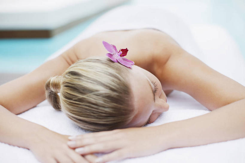 西方人,一个人,游泳池,躺,闭眼,横图,俯视,室外,白天,水,床,欧洲,欧洲人,仅一个年轻女性,仅一个女性,仅一个人,朦胧,模糊,盛开,纺织物,浴巾,水池,水面,床单,花蕾,扭头,被子,泳池,裸露,花,花瓣,花朵,鲜花,紫色,毛巾,花苞,花蕊,趴着,清洁,转头,保暖,高雅,被单,裸,透气,按摩床,防水,淡泊,花中君子,储水,耐磨,吸水,卧着,兰花,年轻女性,女人,女性,白种人,闭眼睛,闭着眼,闭着眼睛,趴,躺着,卧,半身,彩图,高角度拍摄,搓背床,理疗床,美容床,指压床