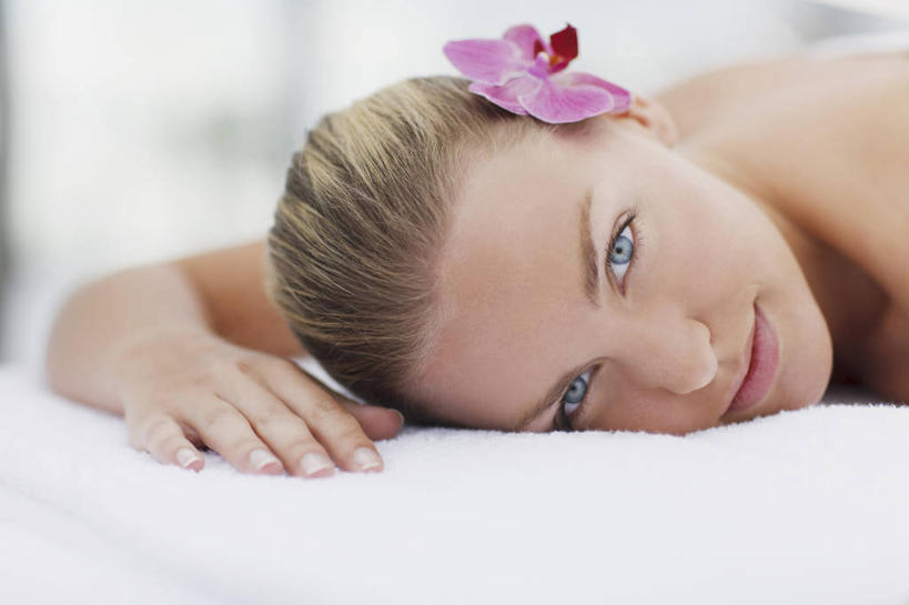 西方人,脸,头,脸颊,手,一个人,躺,笑,微笑,横图,室外,特写,白天,正面,床,欧洲,欧洲人,仅一个年轻女性,仅一个女性,仅一个人,朦胧,模糊,盛开,床单,花蕾,注视,被子,裸露,肩膀,花,花瓣,花朵,鲜花,紫色,花苞,花蕊,观察,看,趴着,手部,观看,单手,察看,高雅,被单,关注,裸,按摩床,淡泊,花中君子,卧着,兰花,年轻女性,女人,女性,白种人,头部,脸部,脸蛋,面部,趴,躺着,卧,半身,彩图,搓背床,理疗床,美容床,指压床