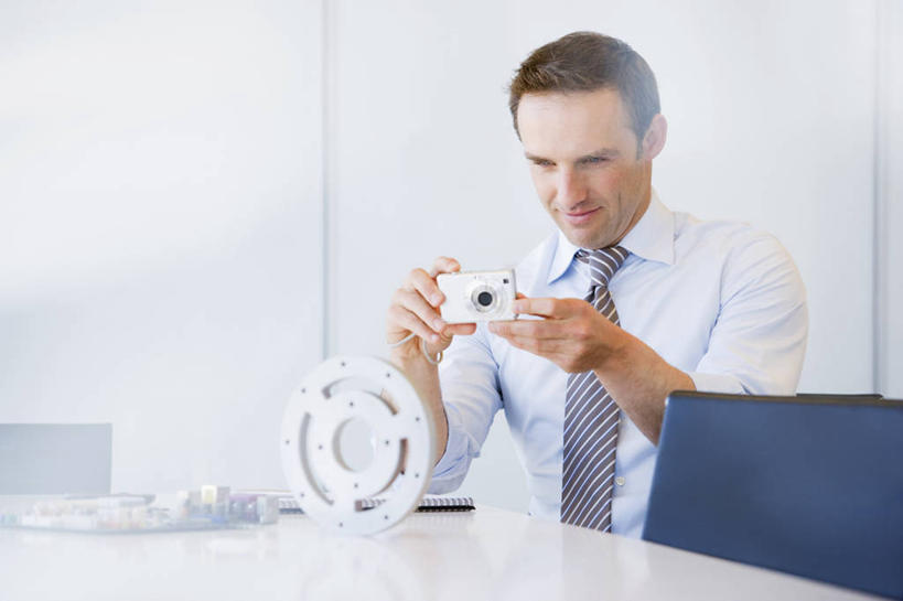 西方人,一个人,商务人士,商务男性,办公室,坐,横图,室内,白天,正面,衬衫,零件,齿轮,家具,桌子,相机,椅子,欧洲,欧洲人,仅一个男性,仅一个人,仅一个中年男性,连接,握,组合,套装,朦胧,模糊,办公桌,墙,领带,拿,拿着,注视,墙壁,墙面,拍照,会议椅,数码相机,低头,观察,看,机械,握着,摄影,观看,链接,办公椅,五金,察看,紧固,象征,庄重,关注,拼接,拼凑,商务装,身份,工薪阶层,办公家具,拼合,凑集,聚合,撮合,链结,牢固,正式,地位,商务椅,培训椅,男人,男性,中年男性,白种人,白领,上班族,照相机,坐着,半身,彩图,衬衣,照相