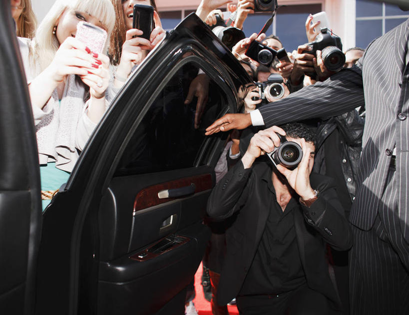 西方人,记者,演员,电影明星,站,笑,微笑,露齿笑,横图,室外,白天,仰视,衬衫,西装,窗户,汽车,相机,欧洲,非洲,黑人,欧洲人,握,阴影,套装,服装,正装,朦胧,模糊,光线,影子,领带,许多人,拿,拿着,注视,休闲装,职业装,玻璃窗,车,拍照,衣服,阳光,车窗,数码相机,交通工具,轿车,观察,看,站着,一群人,休闲,休闲服,单反,握着,摄影,服饰,观看,单反相机,察看,象征,庄重,关注,载具,身份,正式,地位,歌迷,男人,男性,年轻男性,年轻女性,女人,女性,中年男性,中年女性,白种人,非洲人,照相机,影视明星,站立,半身,彩图,低角度拍摄,衬衣,照相,狗仔