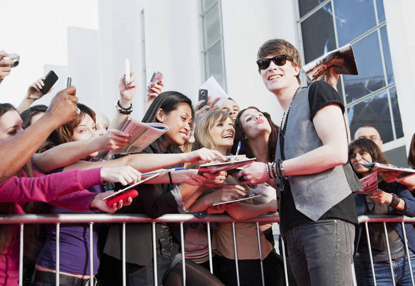 东方人,西方人,演员,电影明星,高楼大厦,栏杆,站,举,笑,打电话,微笑,露齿笑,横图,室外,白天,仰视,衬衫,西装,办公楼,大厦,建筑,摩天大楼,写字楼,电话,手机,书籍,欧洲,非洲,黑人,欧洲人,亚洲,握,套装,服装,正装,墨镜,眼镜,围栏,领带,许多人,拿,拿着,扭头,注视,休闲装,职业装,黄种人,通讯设备,护栏,衣服,太阳镜,太阳眼镜,楼宇,观察,看,托,站着,转头,一群人,休闲,休闲服,遮阳镜,商务楼,握着,服饰,观看,察看,象征,庄重,关注,身份,正式,地位,歌迷,交流,男人,男性,年轻男性,年轻女性,女人,女性,中年男性,中年女性,白种人,非洲人,亚洲人,书,图书,影视明星,沟通,举起,举手,举着,通话,向上举,向上伸,向上托,站立,半身,彩图,低角度拍摄,衬衣,大楼,高层建筑,高楼,摩天楼