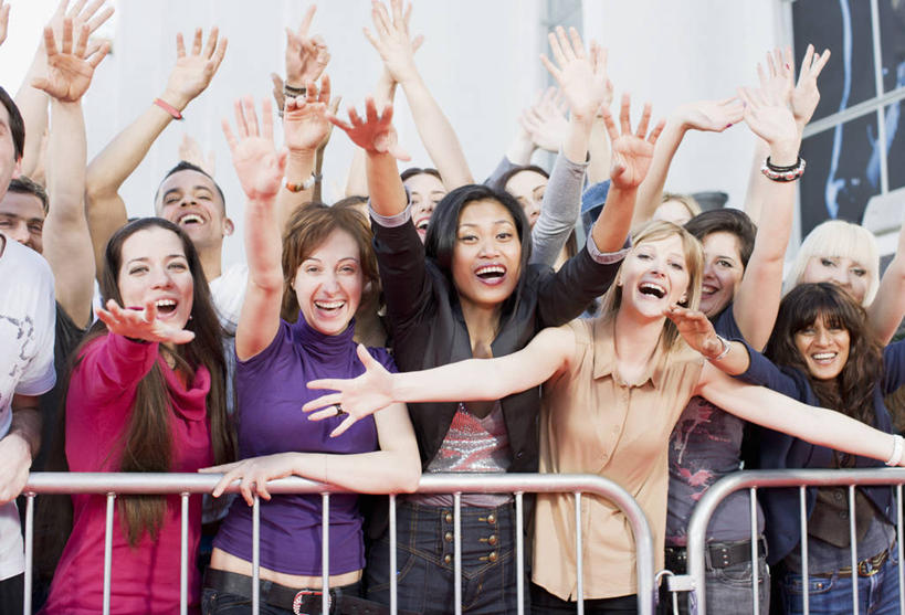 东方人,西方人,栏杆,站,举,伸展双臂,笑,微笑,露齿笑,横图,室外,白天,正面,欧洲,欧洲人,亚洲,阴影,服装,光线,影子,围栏,许多人,挥手,注视,休闲装,黄种人,再见,护栏,衣服,阳光,观察,看,手势,托,站着,招手,一群人,休闲,休闲服,服饰,告别,观看,察看,关注,摆动,离别,辞行,歌迷,男人,男性,年轻男性,年轻女性,女人,女性,中年男性,中年女性,白种人,亚洲人,敞开双臂,举起,举手,举着,伸开双臂,向上举,向上伸,向上托,展开双肩,站立,张开手臂,张开双臂,半身,彩图