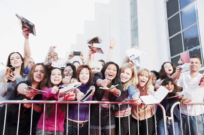 东方人,西方人,高楼大厦,栏杆,站,举,笑,微笑,露齿笑,横图,室外,白天,仰视,办公楼,大厦,建筑,摩天大楼,写字楼,书籍,欧洲,非洲,黑人,欧洲人,亚洲,握,服装,围栏,许多人,拿,拿着,注视,休闲装,黄种人,护栏,衣服,楼宇,观察,看,托,站着,一群人,休闲,休闲服,商务楼,握着,服饰,观看,察看,关注,歌迷,男人,男性,年轻男性,年轻女性,女人,女性,中年男性,中年女性,白种人,非洲人,亚洲人,印度人,书,图书,举起,举手,举着,向上举,向上伸,向上托,站立,半身,彩图,低角度拍摄,大楼,高层建筑,高楼,摩天楼