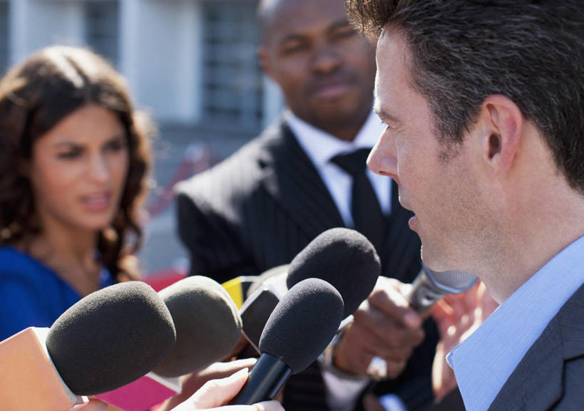 西方人,三个人,记者,演员,电影明星,站,说,横图,室外,白天,正面,衬衫,西装,讨论,欧洲,非洲,黑人,欧洲人,亚洲,握,阴影,套装,正装,朦胧,模糊,光线,影子,领带,拿,拿着,注视,职业装,阳光,话筒,观察,看,站着,握着,观看,察看,麦克风,象征,庄重,关注,扩音器,身份,传声器,正式,地位,微音器,交流,男人,男性,年轻女性,女人,女性,中年男性,白种人,非洲人,亚洲人,印度人,影视明星,沟通,讲话,交谈,商讨,说话,谈话,站立,半身,彩图,衬衣,狗仔