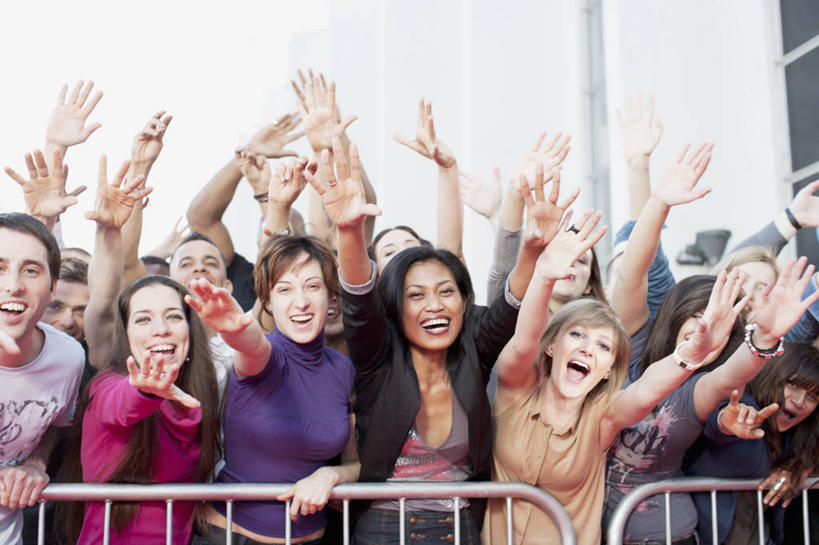 东方人,西方人,栏杆,站,举,笑,微笑,露齿笑,横图,室外,白天,正面,欧洲,非洲,黑人,欧洲人,亚洲,服装,围栏,许多人,挥手,注视,休闲装,黄种人,再见,护栏,装饰品,衣服,饰品,手链,首饰,观察,看,手势,托,站着,招手,一群人,休闲,休闲服,服饰,手镯,告别,观看,察看,关注,镯子,摆动,离别,辞行,歌迷,男人,男性,年轻男性,年轻女性,女人,女性,中年男性,中年女性,白种人,非洲人,亚洲人,印度人,举起,举手,举着,向上举,向上伸,向上托,站立,半身,彩图