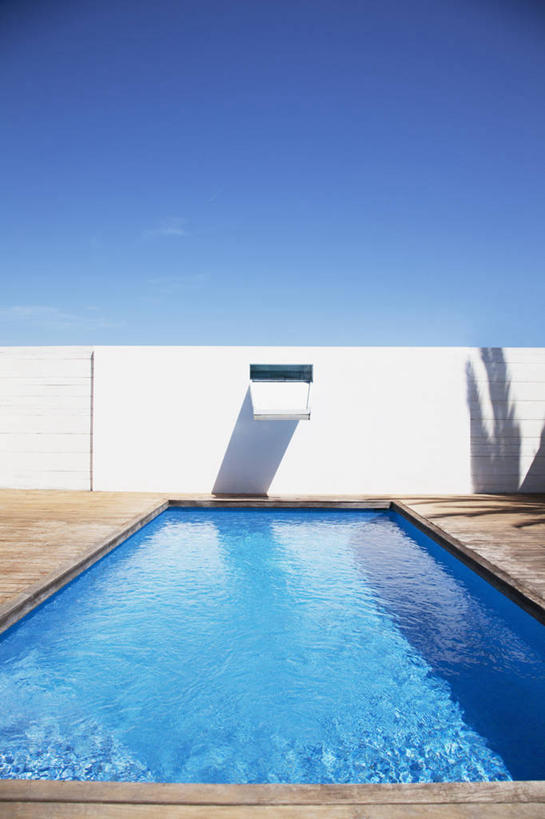 无人,体育馆,游泳池,竖图,室外,白天,正面,水,西班牙,欧洲,阴影,光线,影子,墙,水池,水面,泳池,墙壁,墙面,蓝色,白色,蓝天,天空,阳光,天,晴朗,游泳馆,南欧,万里无云,马略卡岛,西班牙王国,巴利阿里群岛,马略卡,巴利阿里,晴空,晴空万里,彩图,马洛卡岛