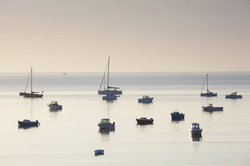 帆船,无人,横图,室外,白天,正面,旅游,度假,海浪,海洋,美景,日落,船,法国,欧洲,阴影,光线,影子,景观,浪花,水平线,晚霞,霞光,落日,辽阔,海平线,娱乐,阳光,自然,海水,黄昏,交通工具,享受,休闲,广阔,景色,彩霞,放松,一望无际,布列塔尼,自然风光,载具,海景,法兰西共和国,法兰西第五共和国,无边无际,一马平川,夕照,薄暮,布列塔尼地区,伊勒.维莱讷省,大海,风浪,海,海水的波动,近岸浪,涌浪,夕阳,彩图,傍晚,圣马洛区,水天相接,水天一线,斜阳