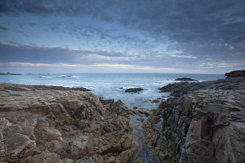 无人,横图,室外,白天,正面,旅游,度假,海浪,海洋,石头,美景,日落,沙滩,山,山脉,法国,欧洲,阴影,光线,沙子,石子,影子,海岸,景观,浪花,山顶,山峰,水平线,晚霞,霞光,落日,辽阔,海平线,沙地,山峦,娱乐,阳光,自然,海水,黄昏,群山,享受,休闲,广阔,景色,彩霞,放松,一望无际,布列塔尼,自然风光,海景,沉积岩,法兰西共和国,法兰西第五共和国,无边无际,一马平川,颠峰,极峰,夕照,薄暮,布列塔尼地区,水成岩,莫尔比昂省,基伯龙,基伯龙半岛,大海,风浪,海,海水的波动,海滩,近岸浪,石块,岩石,涌浪,夕阳,彩图,傍晚,水天相接,水天一线,斜阳