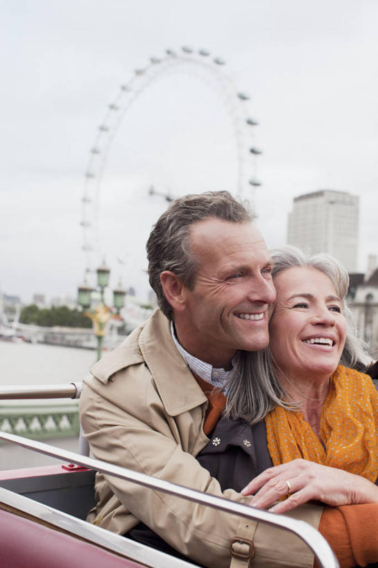 西方人,老年人,两个人,家庭,夫妻,坐,抱,笑,微笑,露齿笑,竖图,室外,白天,正面,爱情,旅游,度假,游戏,标志建筑,地标,建筑,汽车,观光车,英国,欧洲,伦敦,欧洲人,服装,朦胧,模糊,摩天轮,首都,浪漫,玩,注视,休闲装,娱乐,建设,伦敦眼,泰晤士河,车,衣服,交通工具,观察,看,享受,休闲,温暖,温馨,一家人,休闲服,旅游胜地,恩爱,放松,恋人,服饰,游乐设施,抱着,观看,活动,和睦,察看,搂着,西欧,发泄,关注,消遣,智力,载具,大不列颠,大不列颠及北爱尔兰联合王国,费里斯大转轮,宣泄,大不列颠联合王国,日不落英帝国,游艺设施,雾都,千禧之轮,老年男性,老年女性,男人,男性,女人,女性,白种人,夫妇,情侣,怀抱,搂,搂抱,玩耍,嬉戏,相抱,拥抱,坐着,半身,彩图,旅游观光车,兰贝斯区,伴侣,融洽